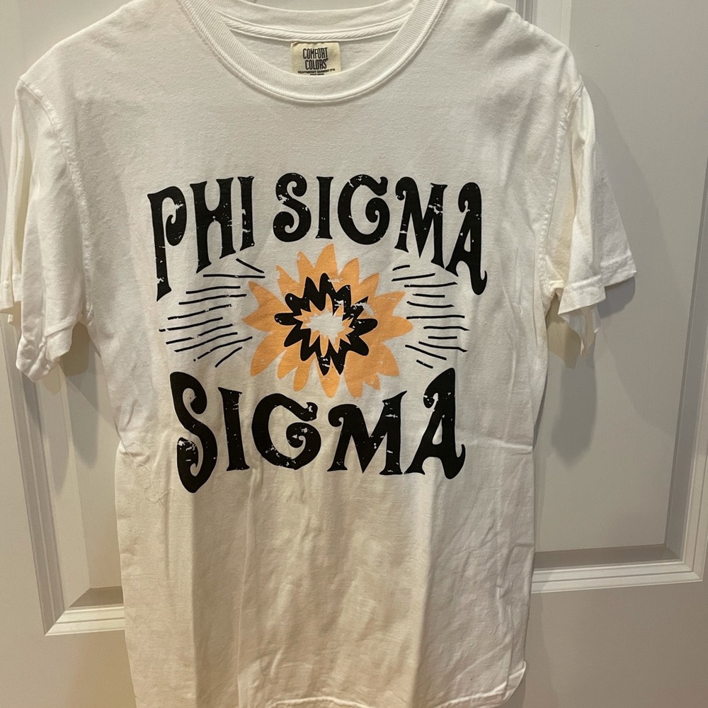 Phi Sigma Sigma white flower tee